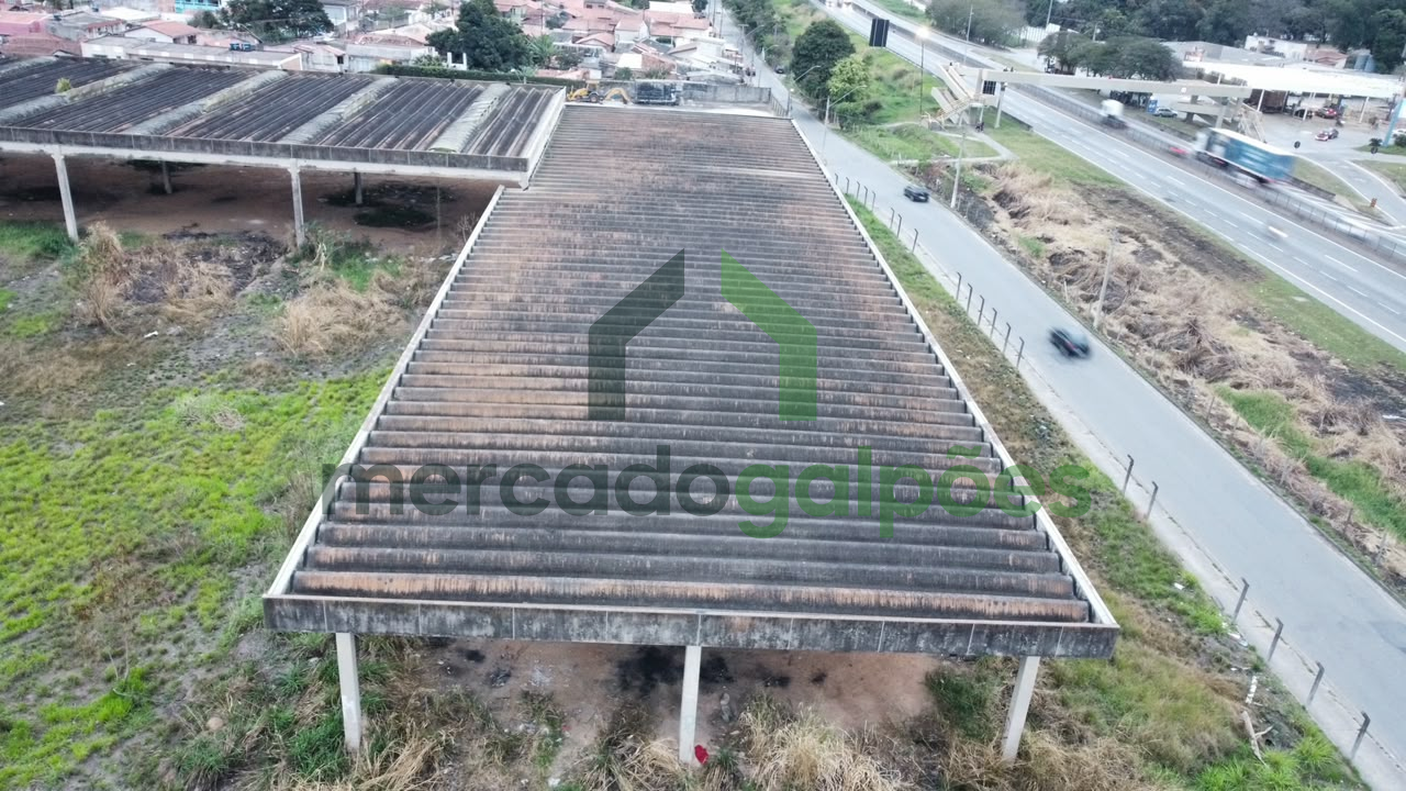 Galpão pré-moldado 3.360 m² · vão livre 15m