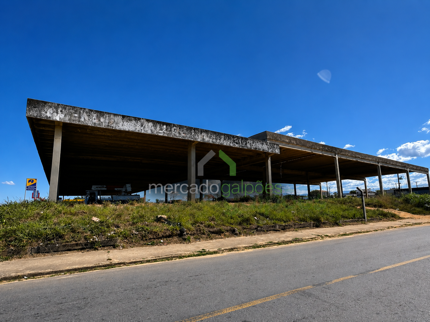 Galpão pré-moldado 3.360 m² · vão livre 15m
